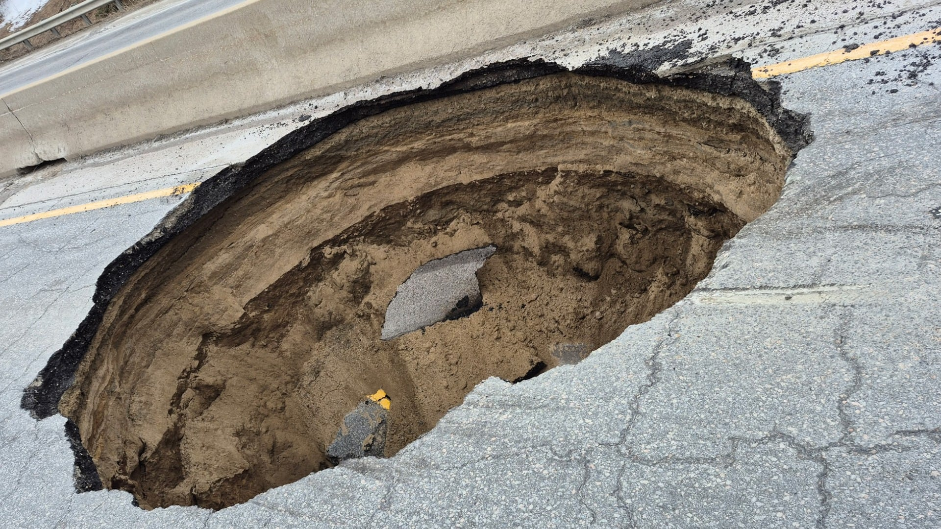 Massive sinkhole forces Highway 11 closure in Muskoka – CTVNews