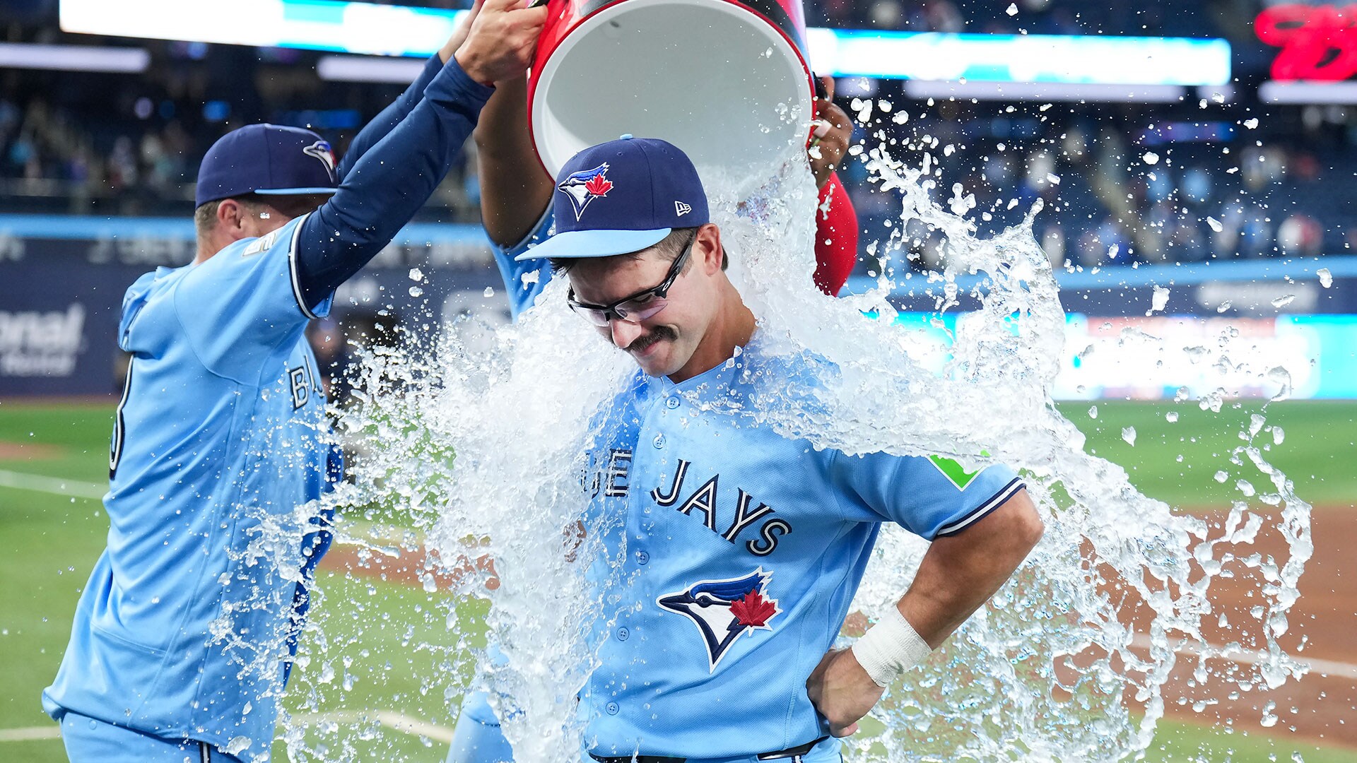 Schneider scores go-ahead run as Toronto Blue Jays top Los Angeles Dodgers  to end six-game skid
